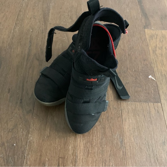 Lebron black size 12 shoes - Picture 4 of 4